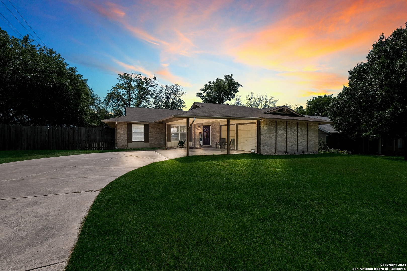 a view of a house with backyard and garden