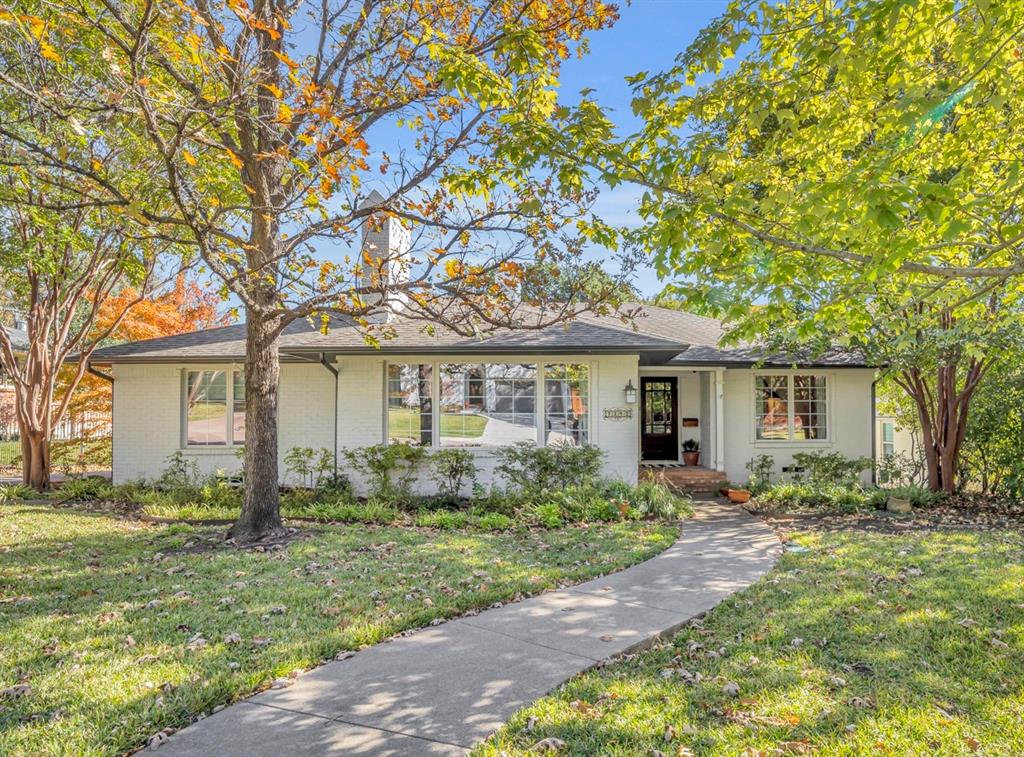 Ranch-style house featuring a front lawn