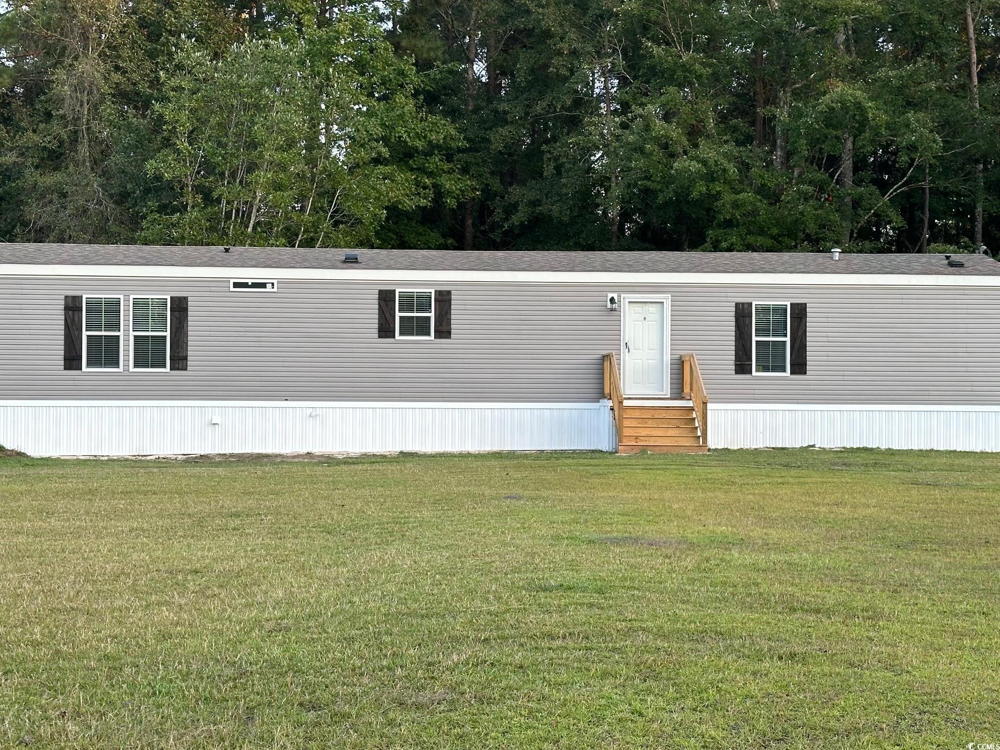 Manufactured / mobile home with a front lawn