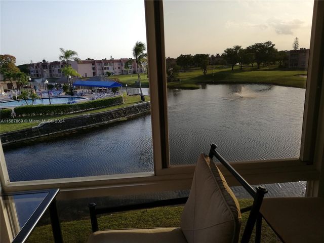 $208,500 | 9201 Sunrise Lakes Boulevard, Unit 306 | Sunrise Lakes