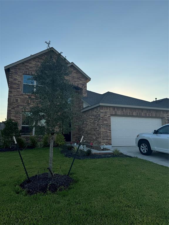 a view of a house with backyard and garden