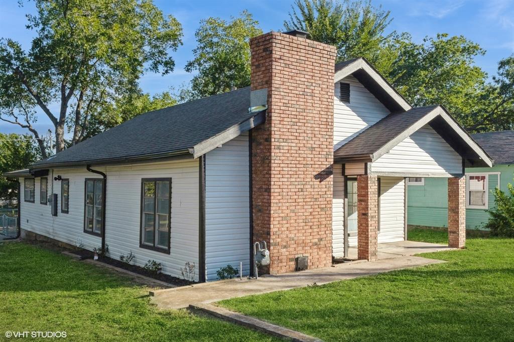 a view of an house with backyard space and garden