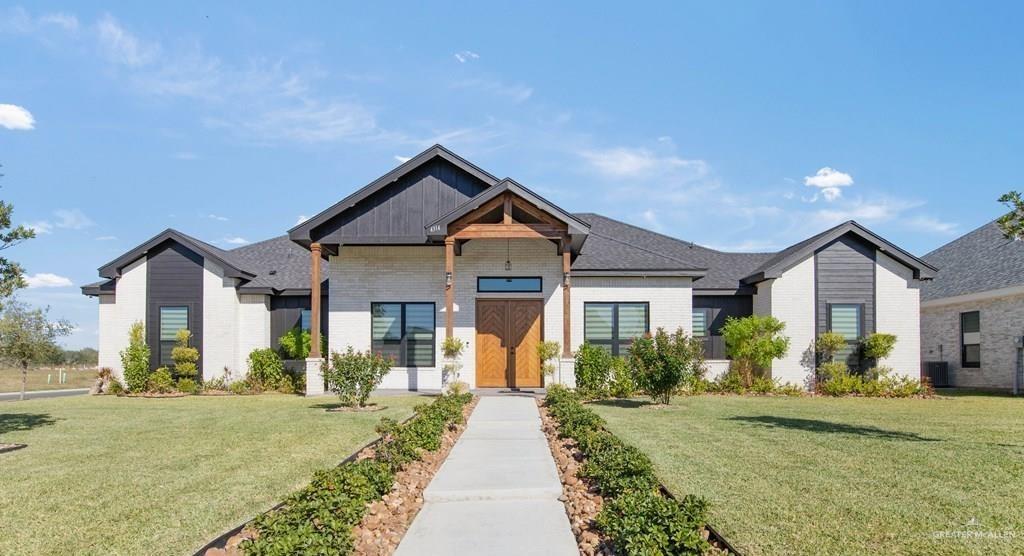 View of front facade featuring a front yard