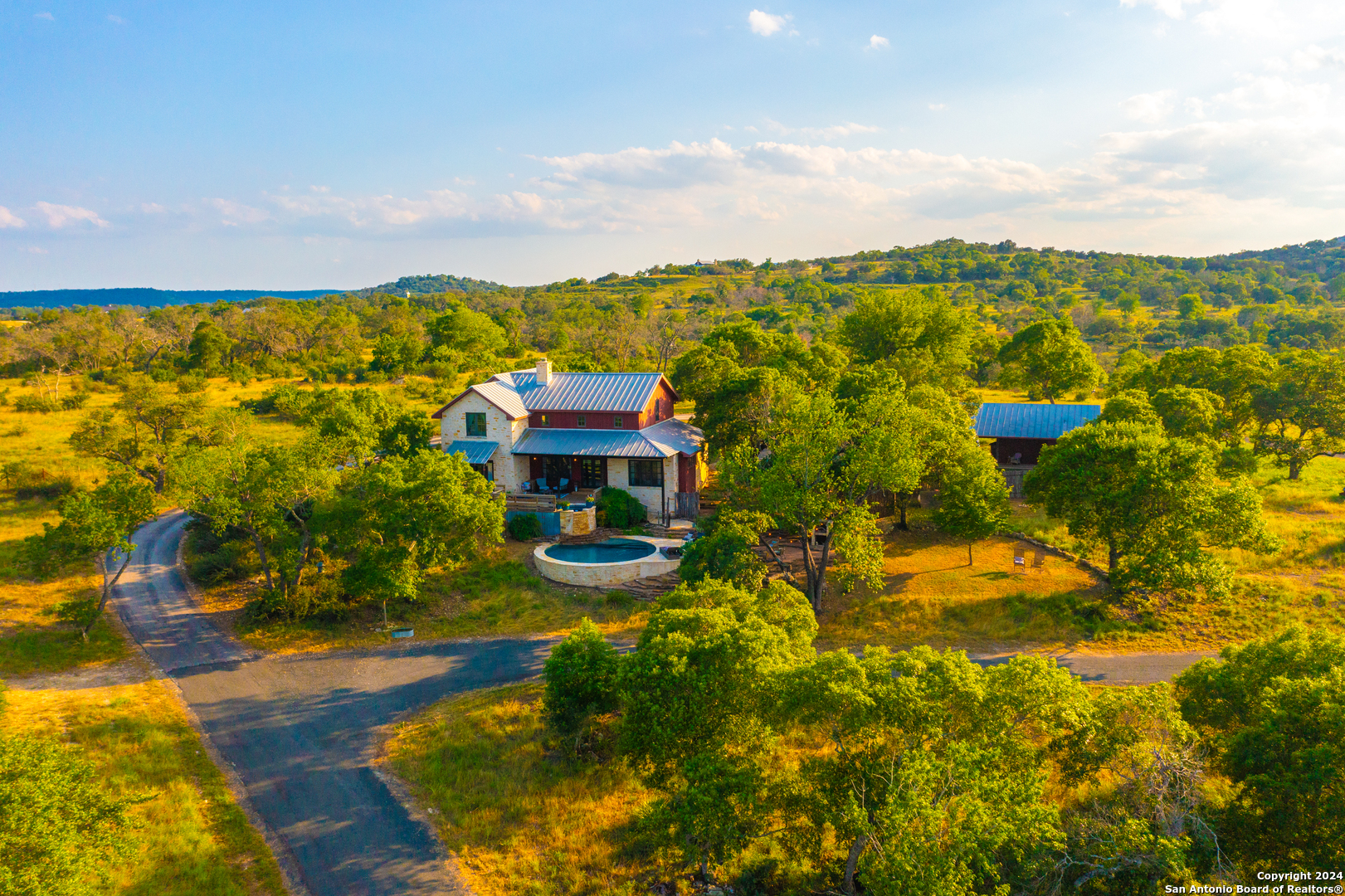 a view of residential houses with outdoor space