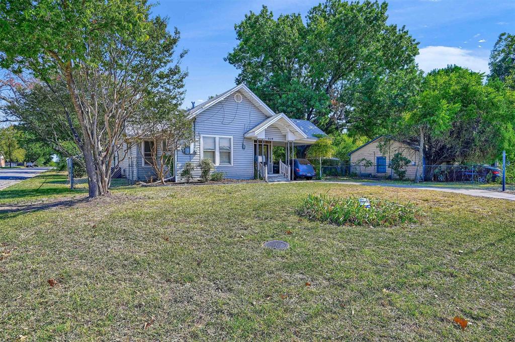 a view of a house with a yard