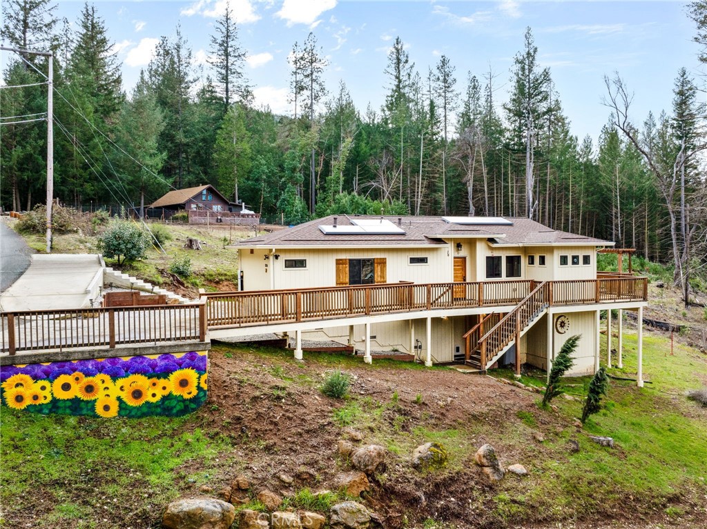 a view of a house with a yard