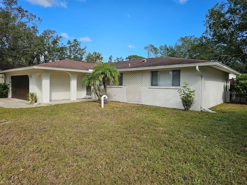 a view of a house with backyard and garden