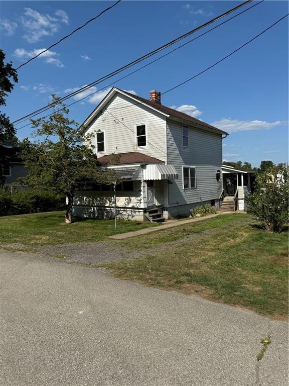 a view of a house with a yard