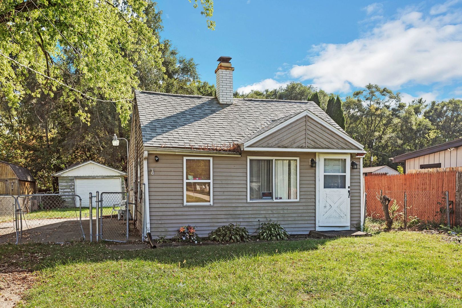 a view of front of a house with a yard