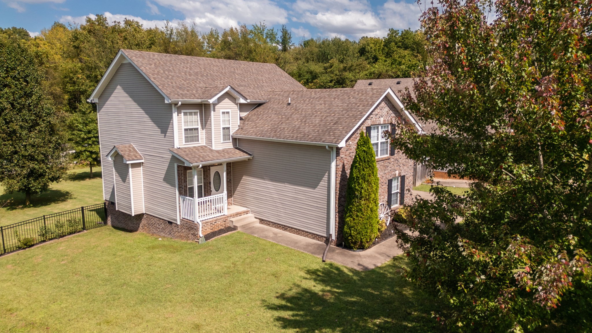 a view of a house with a yard