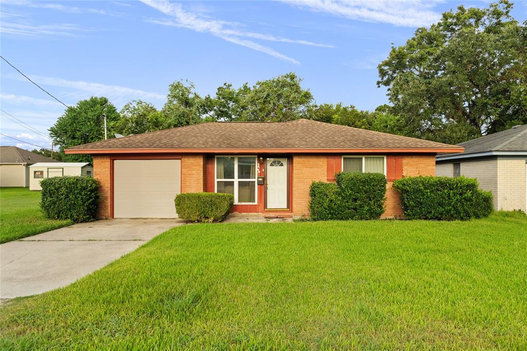 a view of a house with a yard and plants