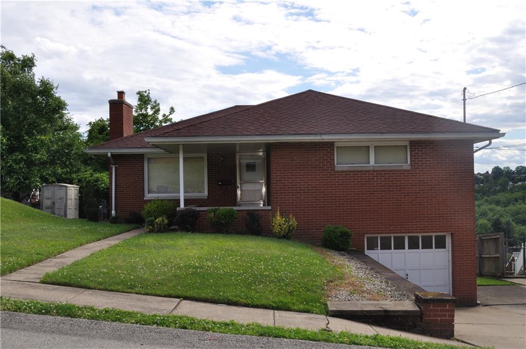 a view of house with a yard