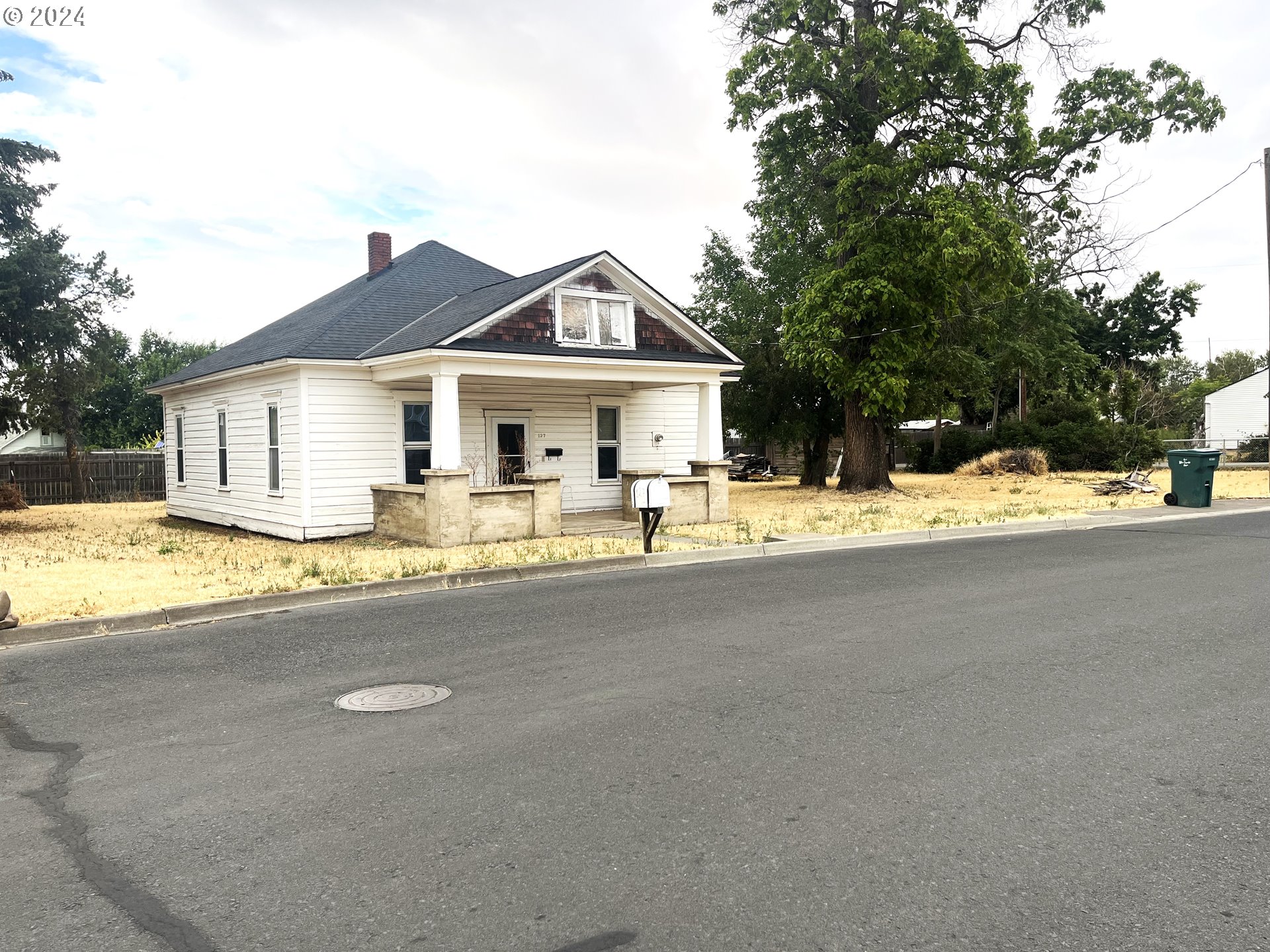 a view of a house with a outdoor space