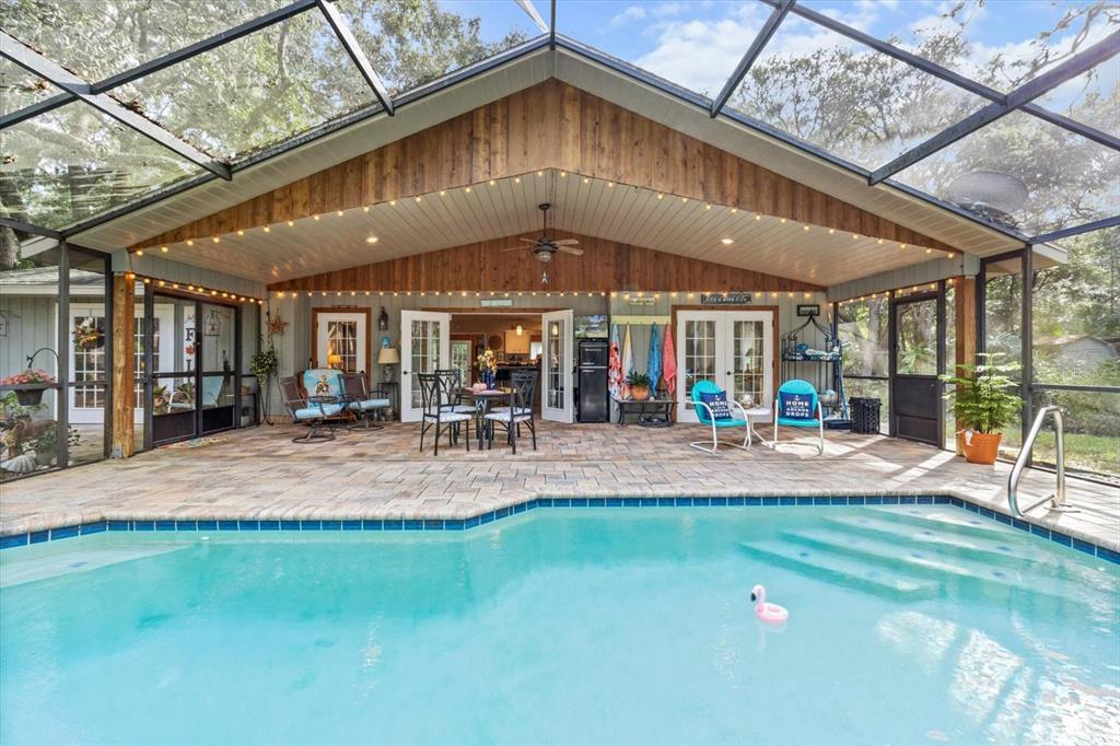 Huge Lanai and pool