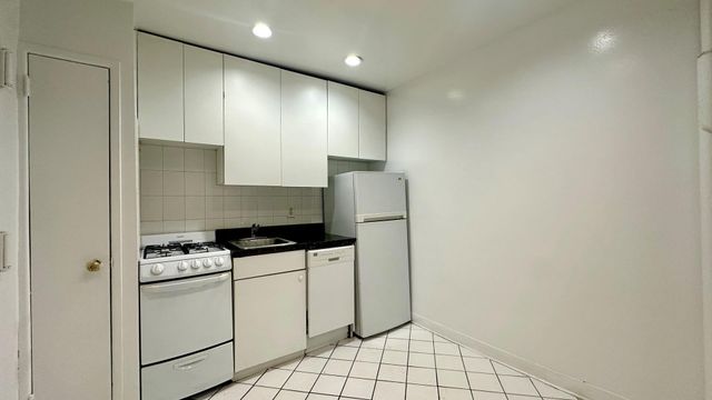 $2,800 | 212 East 83rd Street, Unit 1A | Upper East Side