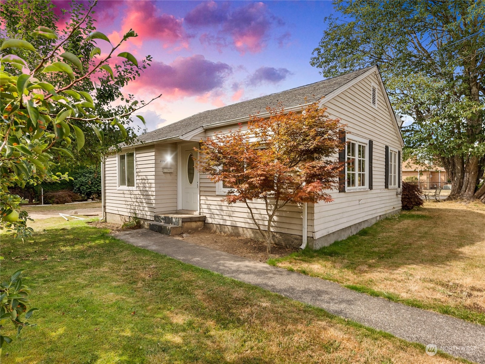 a view of a house with a yard