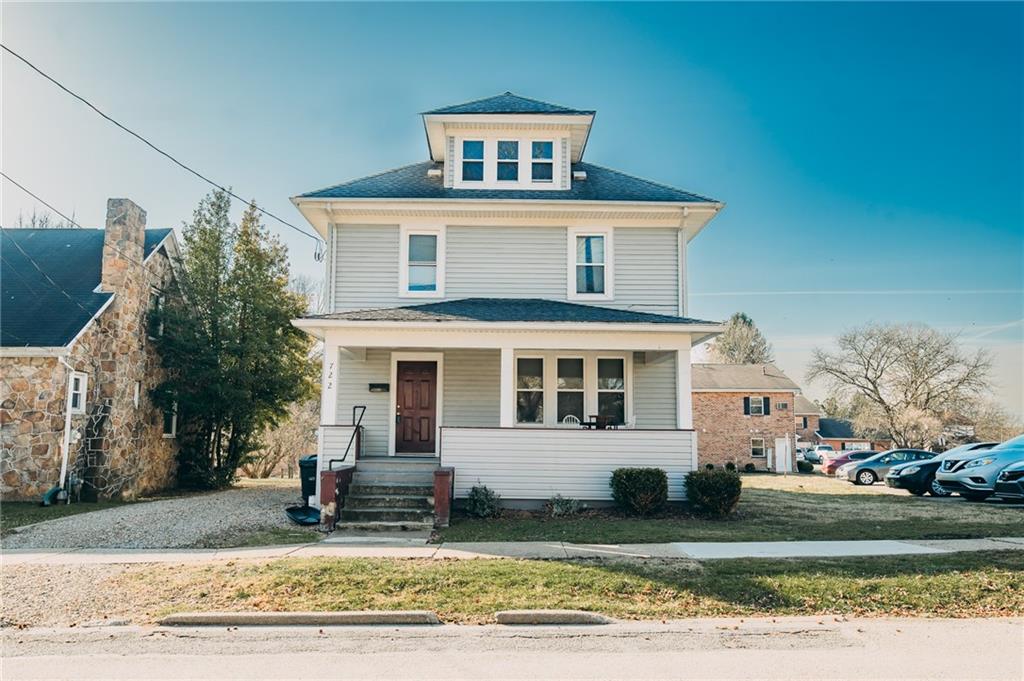 a view of a yard in front of a house