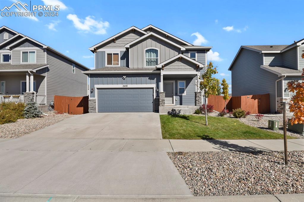 Craftsman house featuring a front yard and a garage