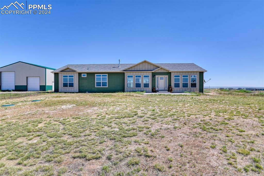 a view of a house with a yard