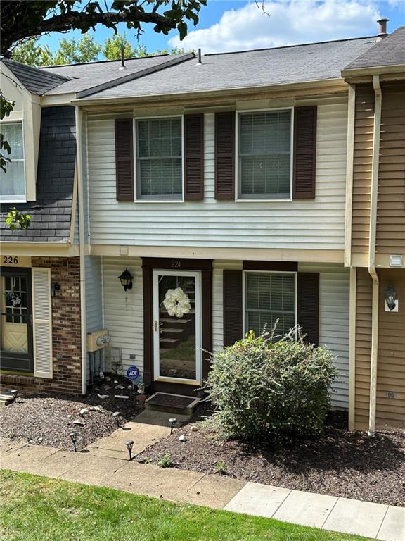 a view of a house with yard and plants