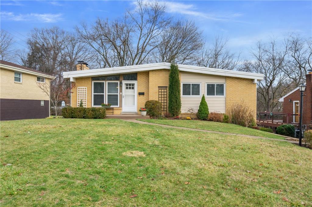 a view of a house with backyard and garden