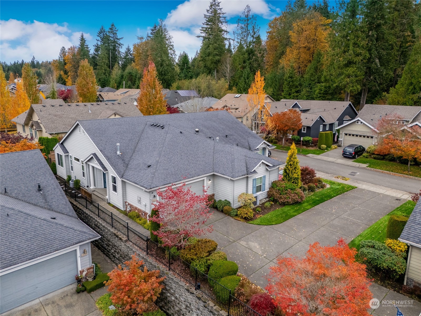 a view of a houses with yard