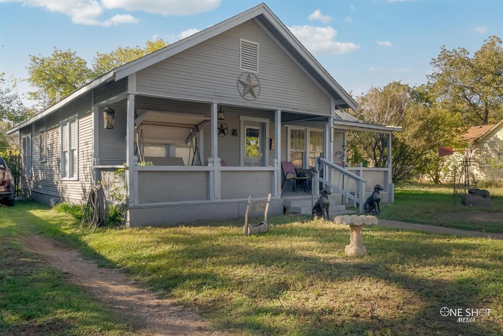 a view of a house with backyard