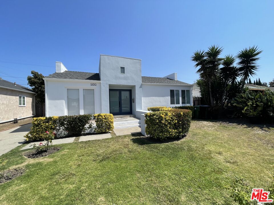 a view of a house with a back yard