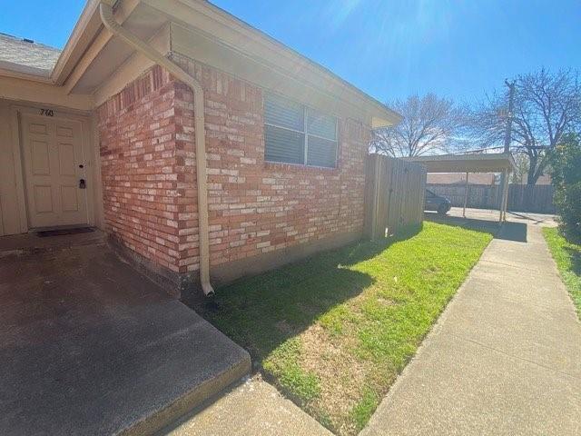 a view of a backyard with brick wall