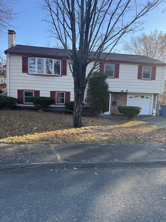 a view of a house with a yard