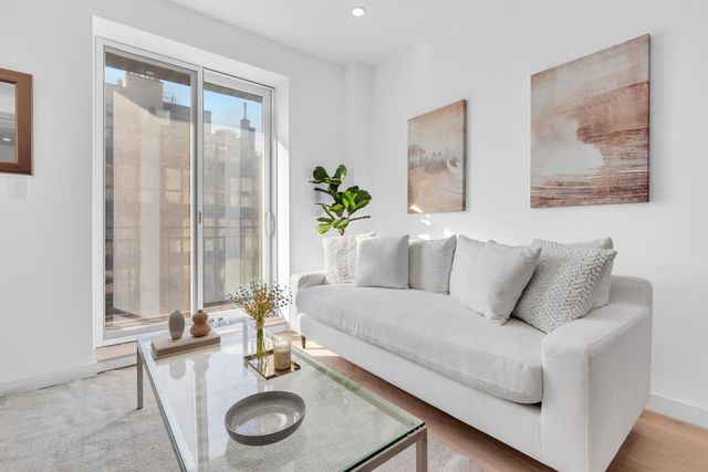 $825,000 | 250 Manhattan Avenue, Unit 2R | Williamsburg