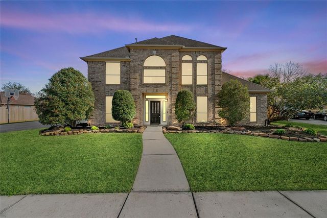 $574,900 | 507 Windsor Drive | Friendswood