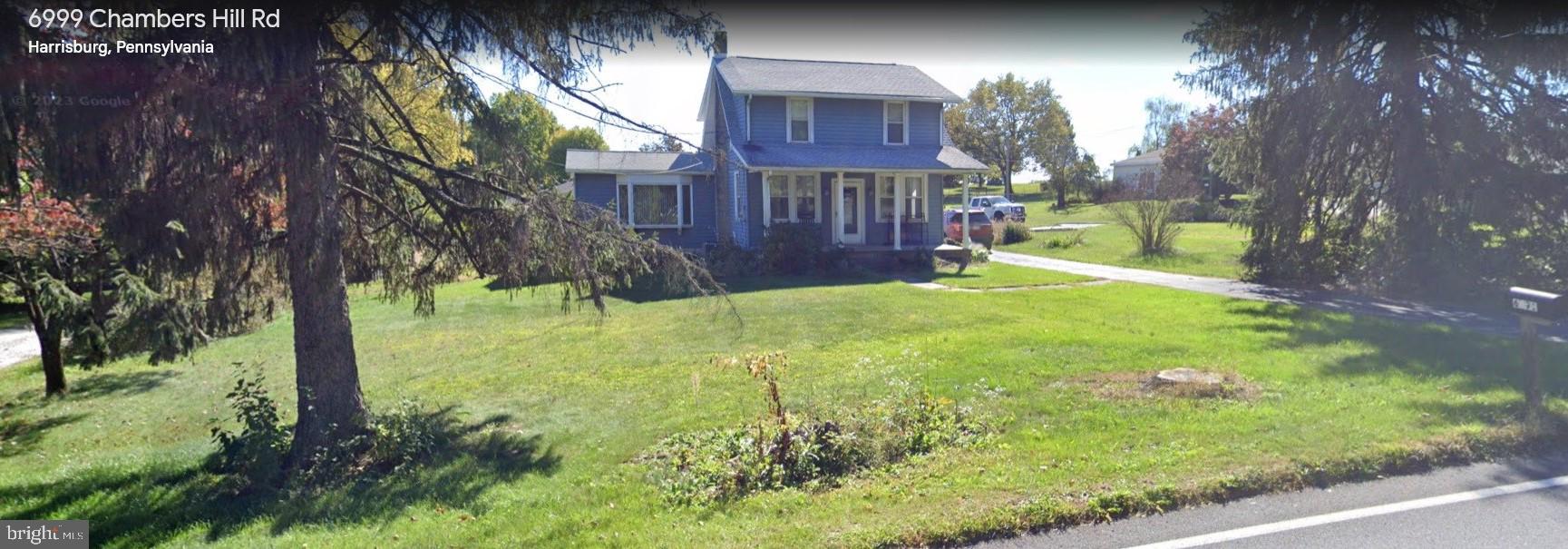 a view of a yard in front of house