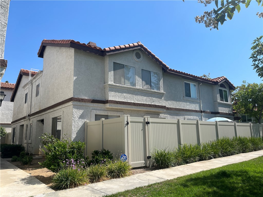 a view of a house with yard and plants