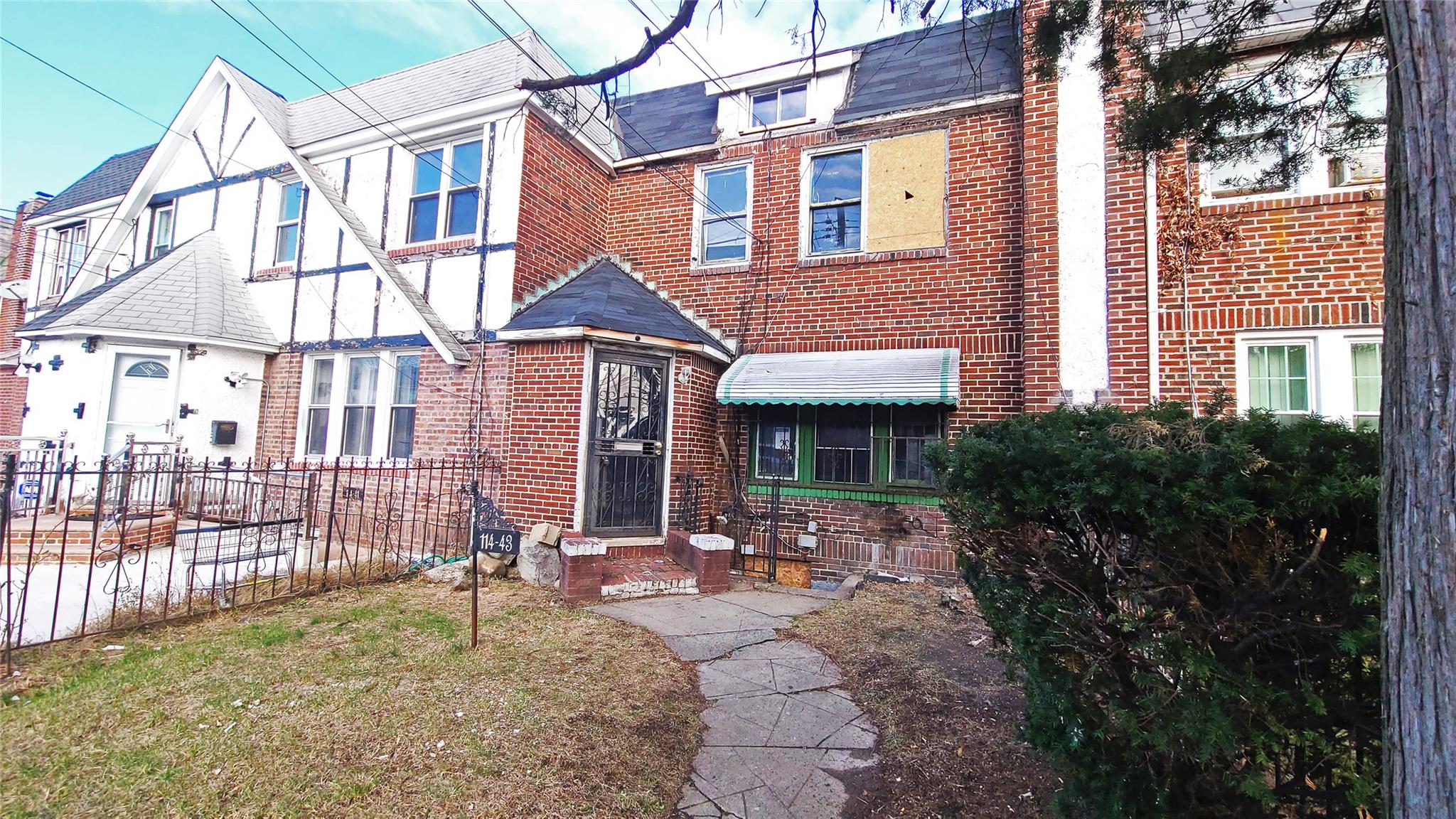 View of front facade with a front lawn