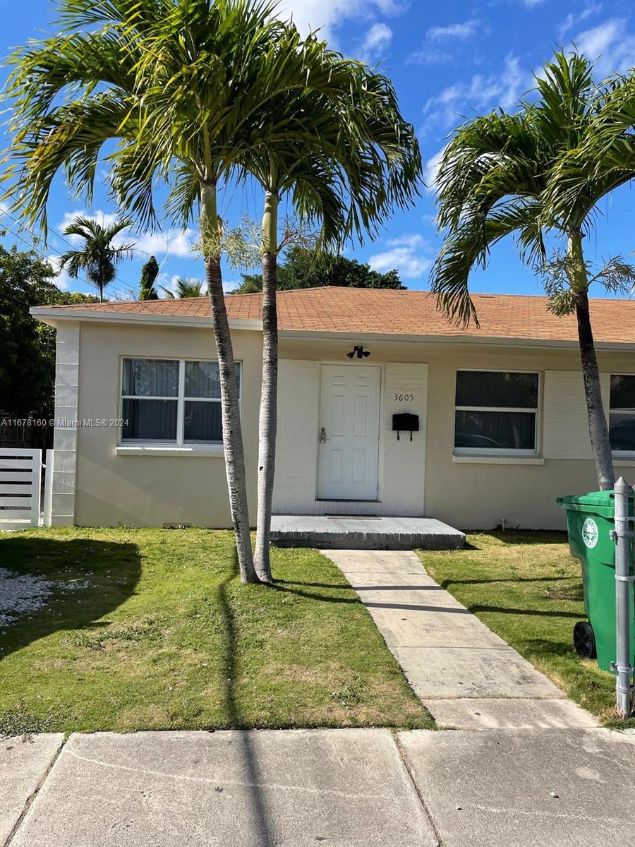 a view of a house with a yard