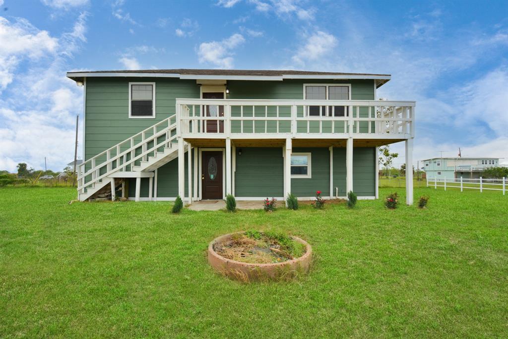 a view of a house with a backyard