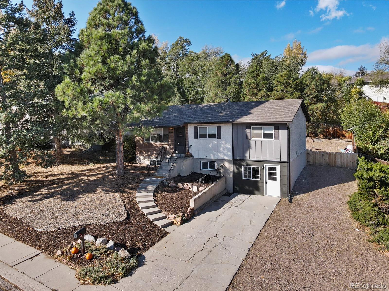 a view of a house with backyard