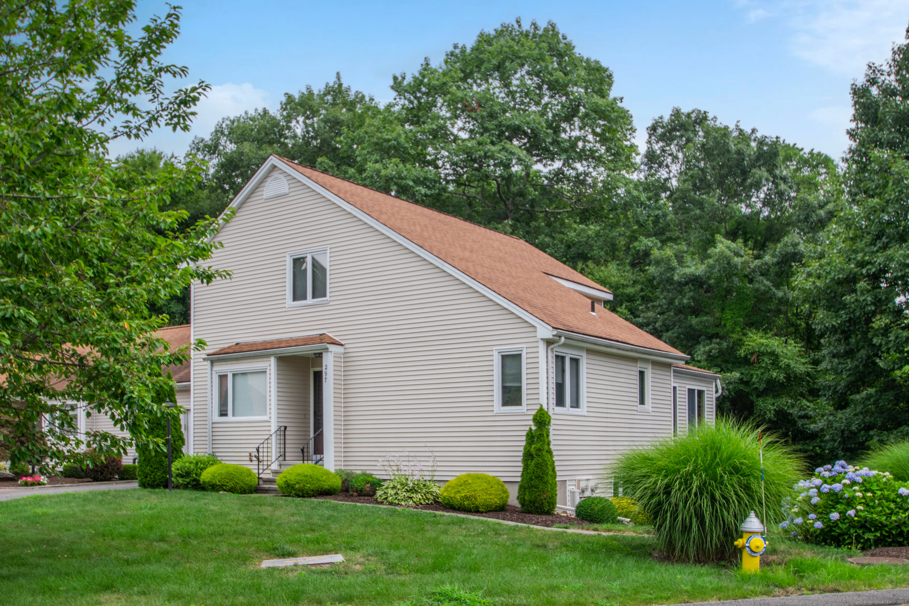 a view of a house with backyard and garden