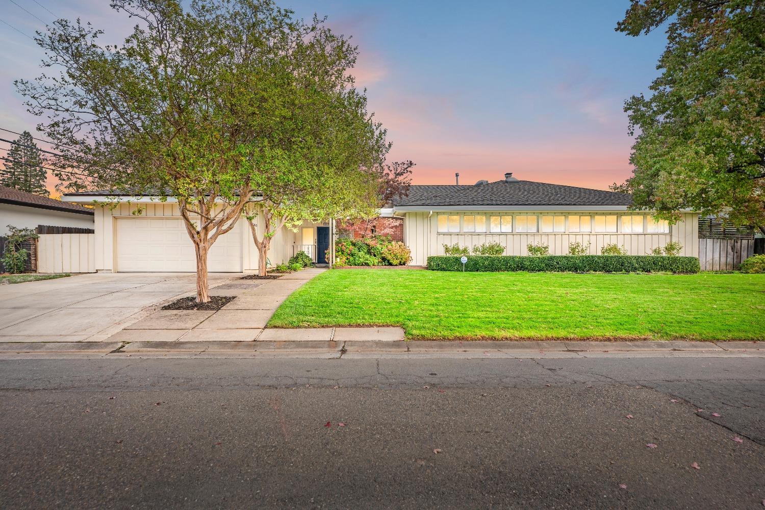 a view of a house with a yard