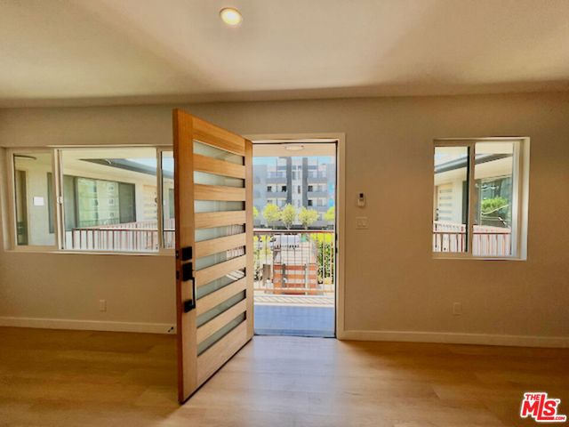 $2,095 | 3207 West 3rd Street, Unit 11A | Mid-Wilshire