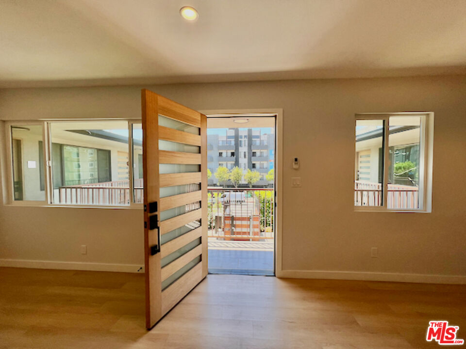 a view of livingroom with furniture