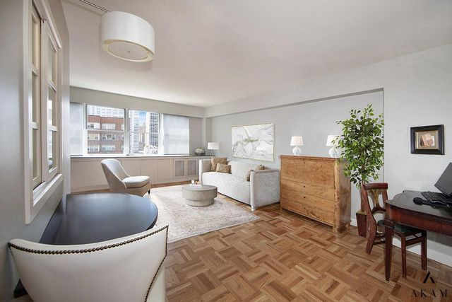 $825,000 | 300 East 71st Street, Unit 17J | Lenox Hill