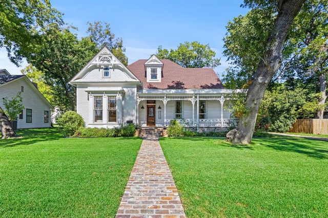 $699,899 | 1408 West Main Street | Waxahachie