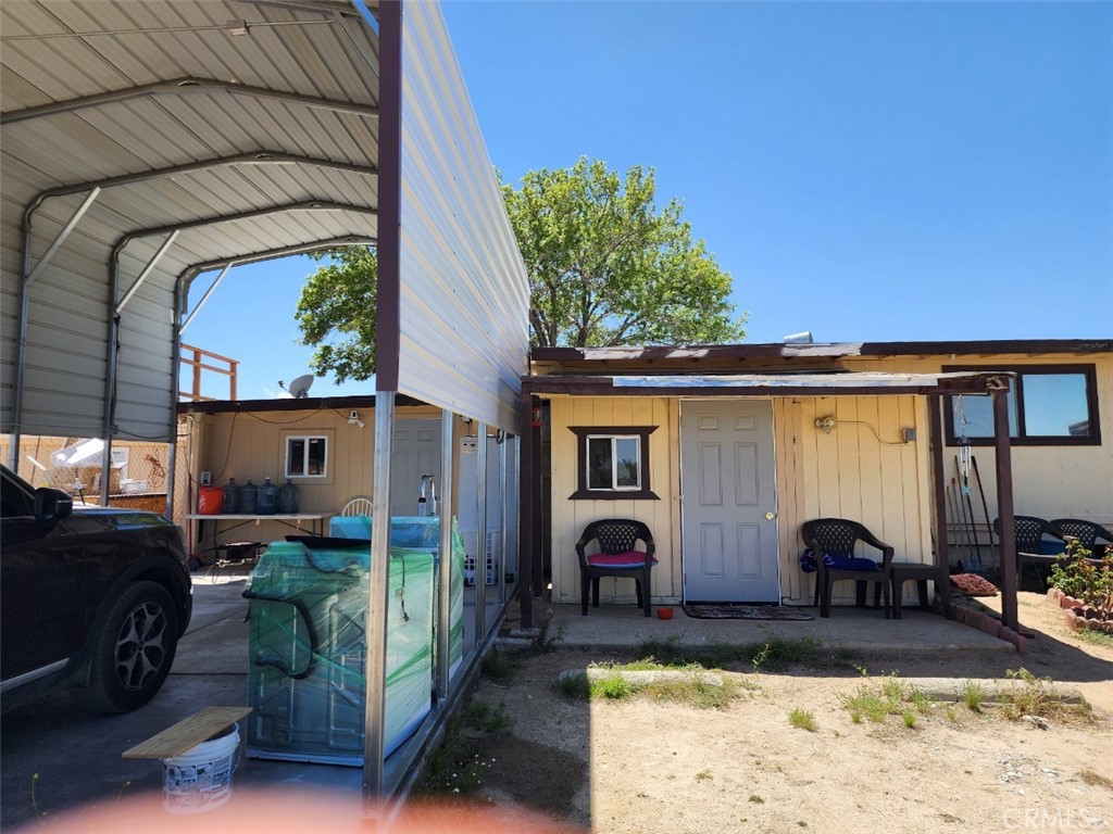 a view of a house with backyard