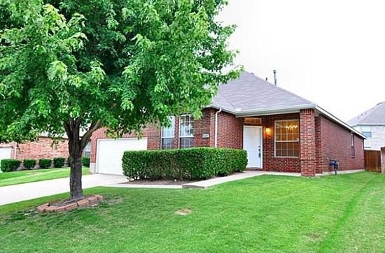 a view of a house with a yard and plants