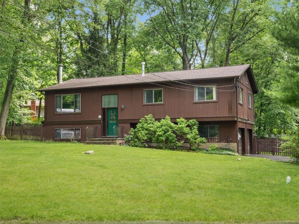 Bi Level home featuring a front yard