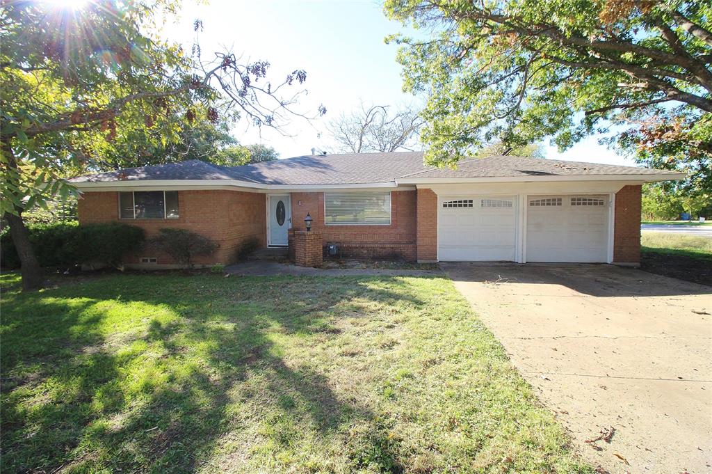 a front view of house with yard