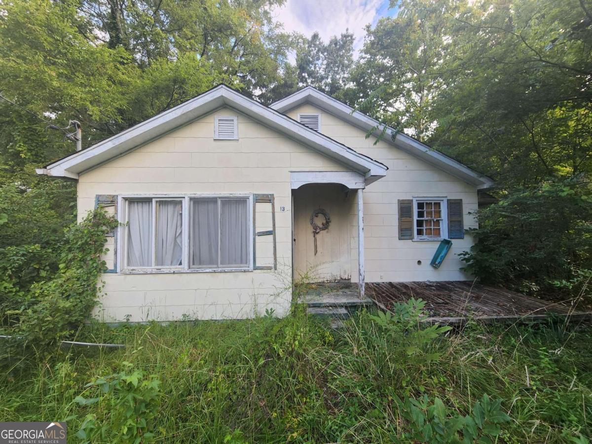 a view of front of a house with a yard