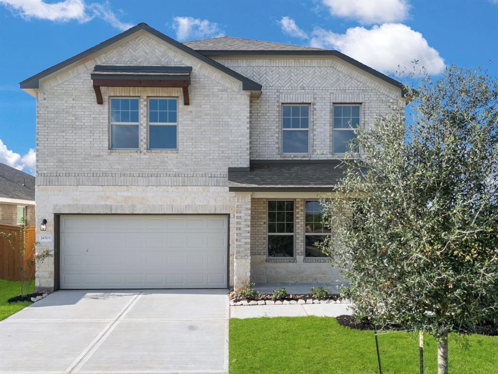 Welcome home to 14053 Lunan Drive located in the master planned community of Lago Mar and zoned to Dickinson ISD!